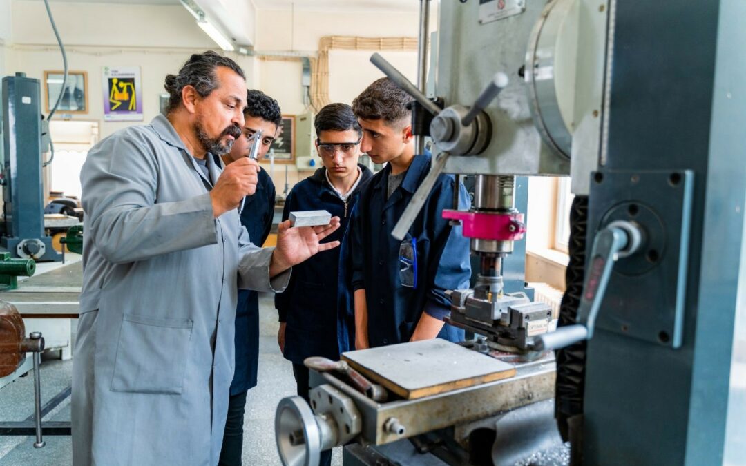 La réforme de l'enseignement technique et professionnel en question(s) un professeur et des élèves dans une salle avec des machines-outils