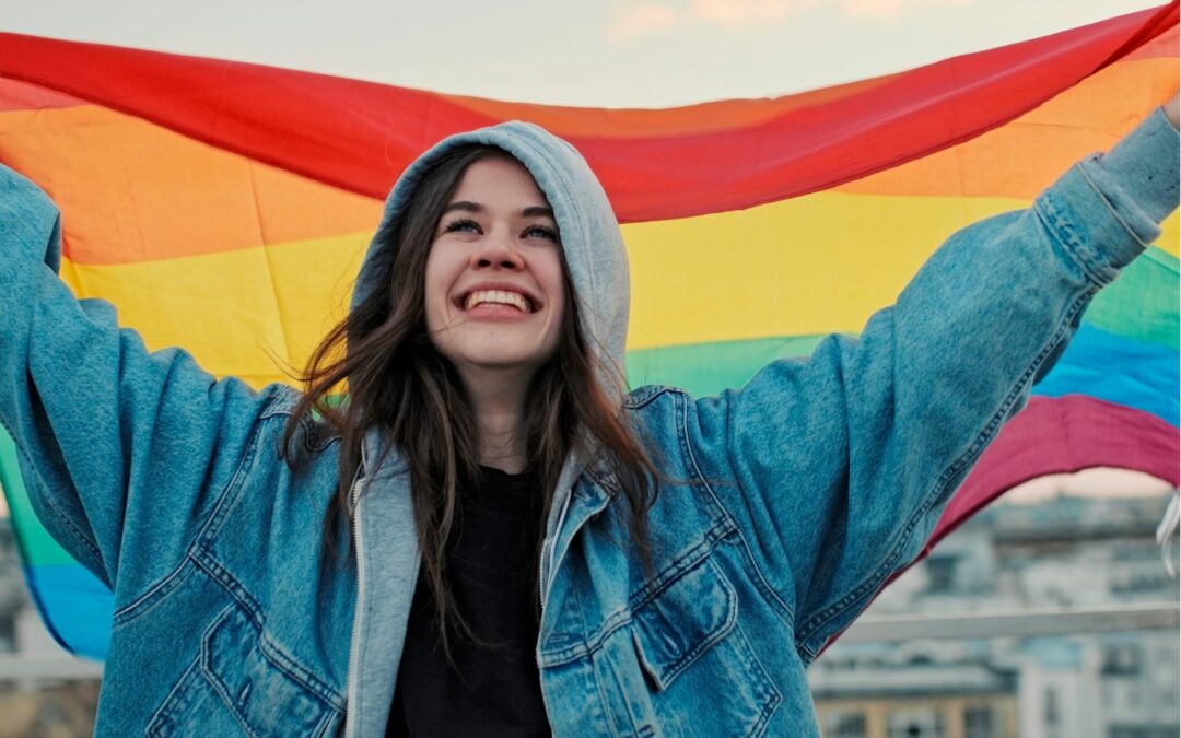 jeune fille avec le drapeau lgbt