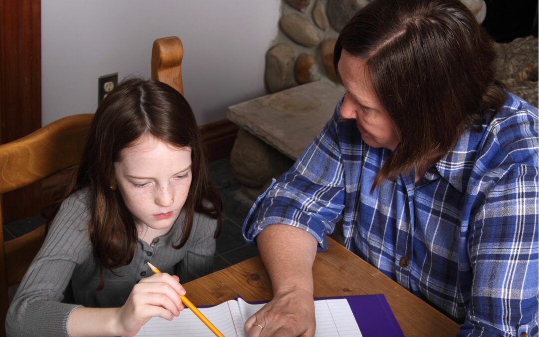 parent qui aide aux devoirs