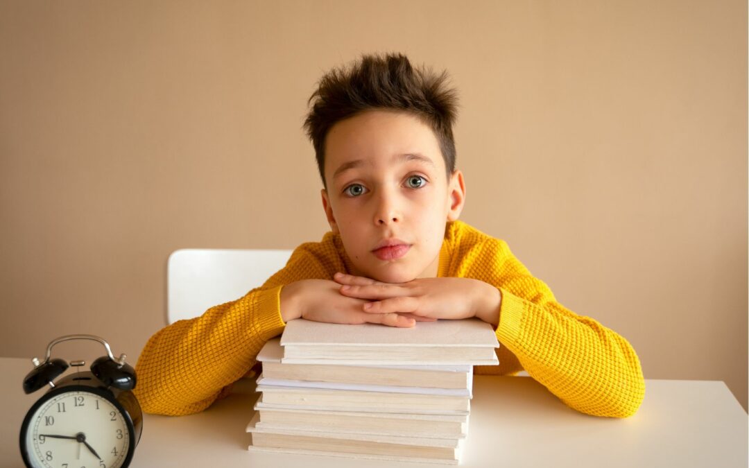 enfant dubitatif devant ses devoirs