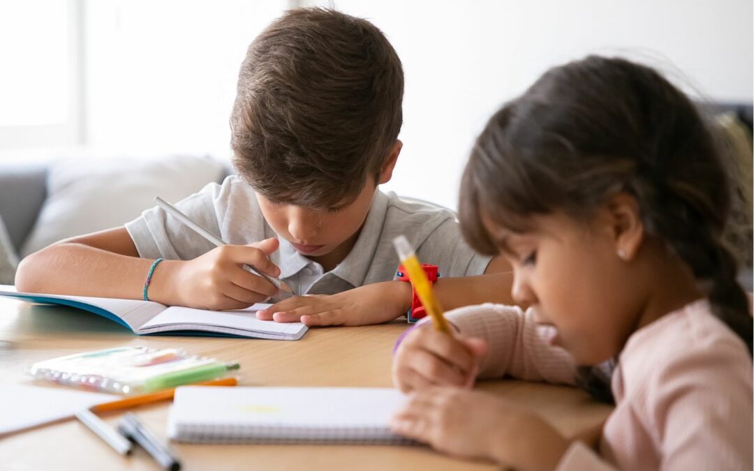 enfants qui font des devoirs à la maison