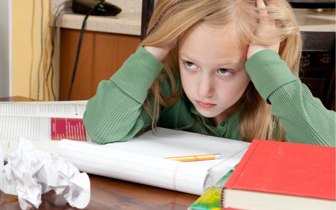 enfant qui a du mal à faire ses devoirs