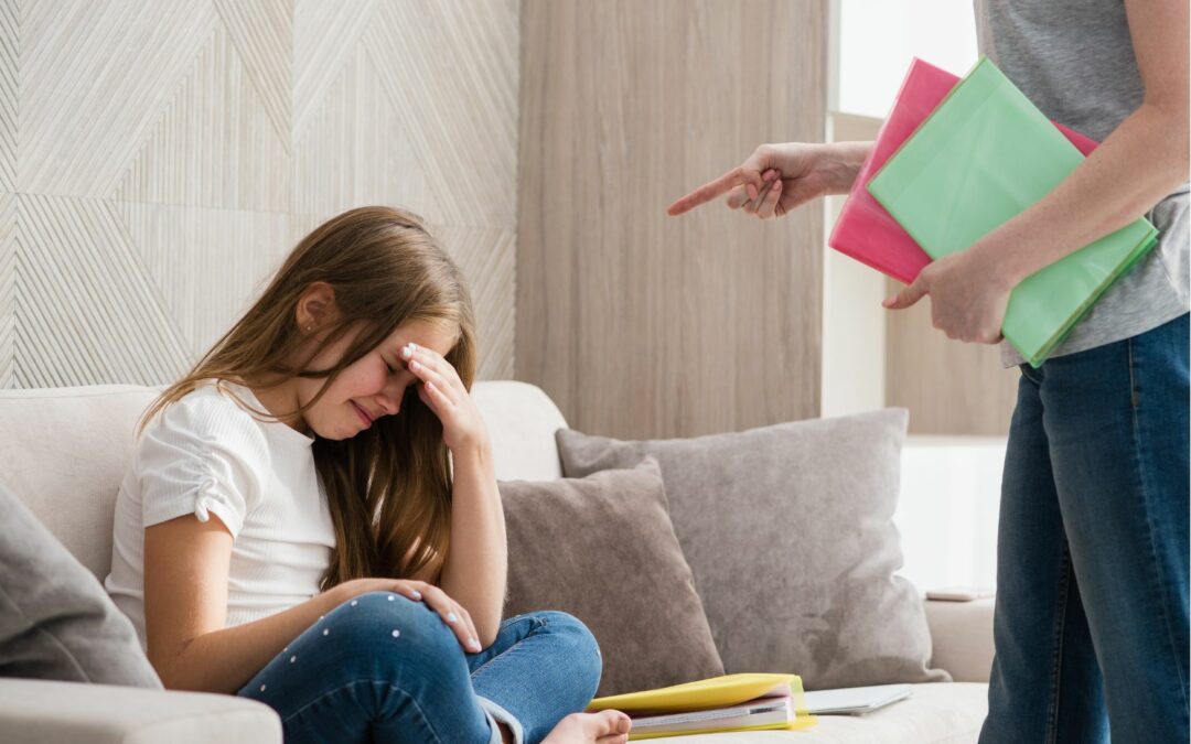 enfant disputé pour les devoirs