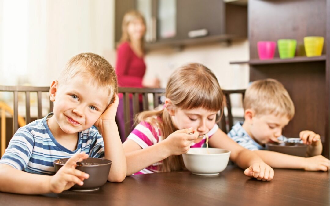 enfants qui mangent de la soupe