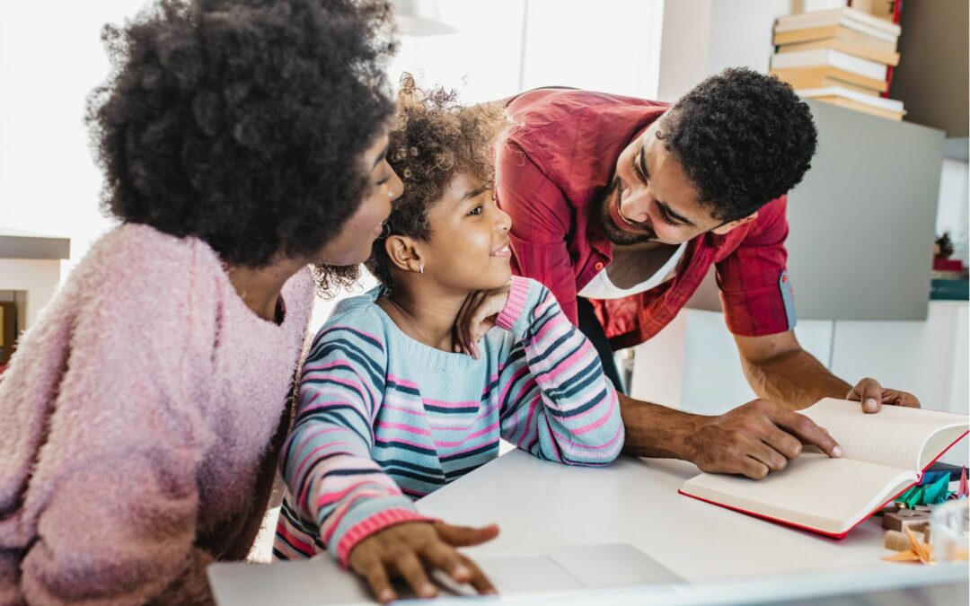 parents qui aident l'enfant à faire ses devoirs