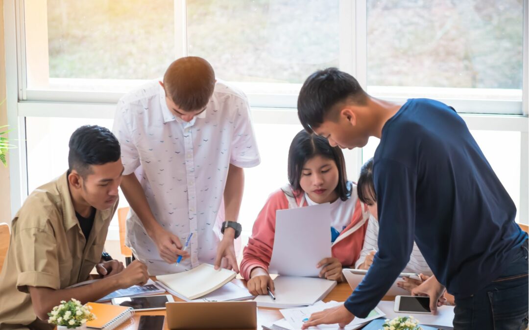 Groupe d'élèves examinant leurs bulletins scolaires