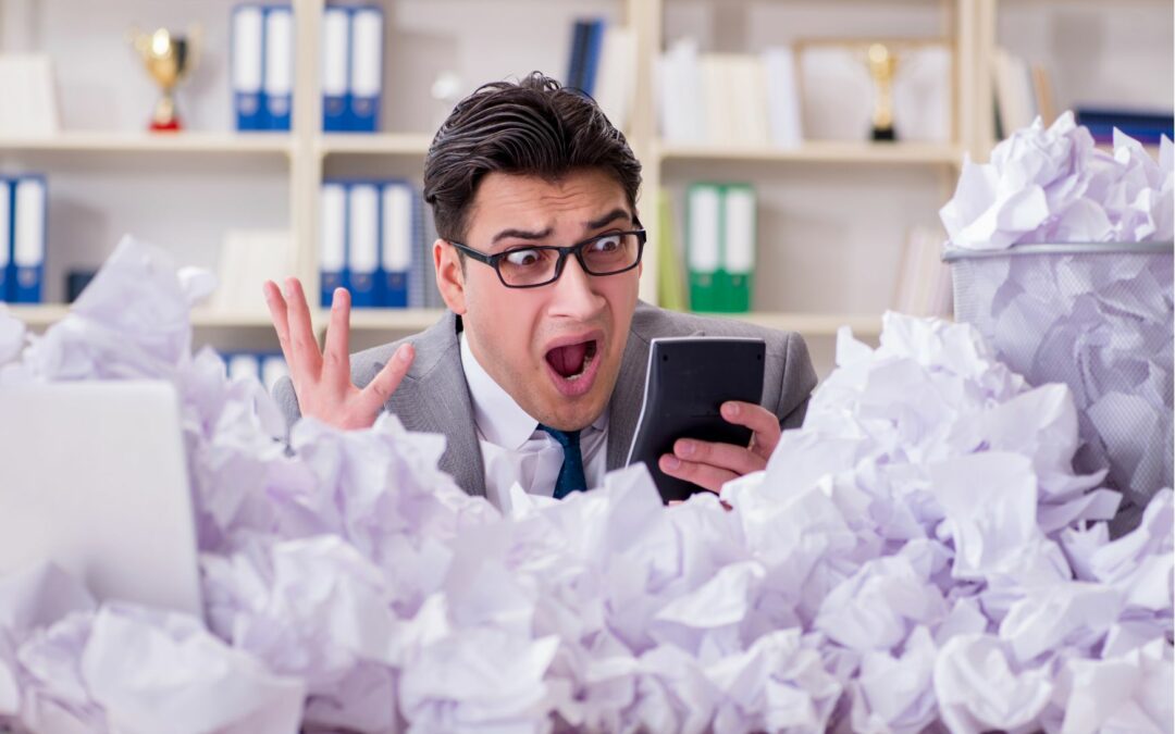 professeur envahi par les papiers froissés