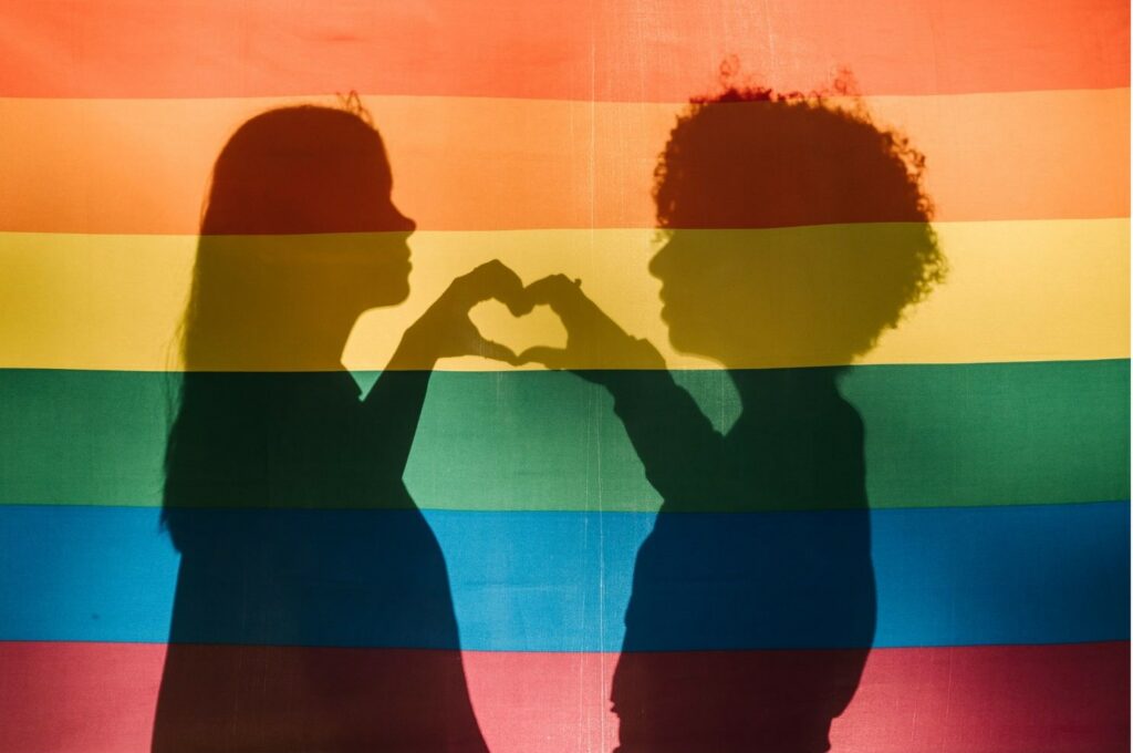 silhouettes sur drapeau lgbt
