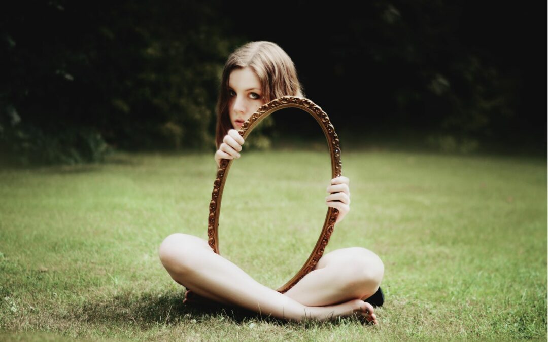 jeune fille cachée derrière un miroir illustrant le handicap invisible