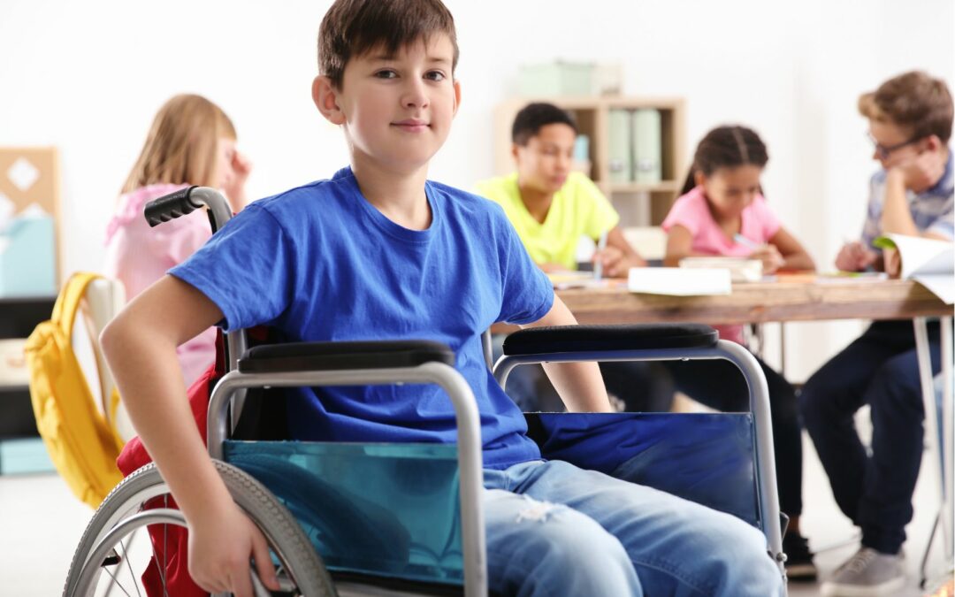 élève en fauteuil roulant dans une classe ordinaire