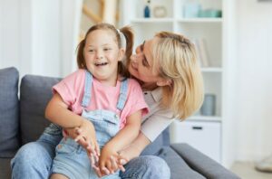 Fillette heureuse avec sa maman