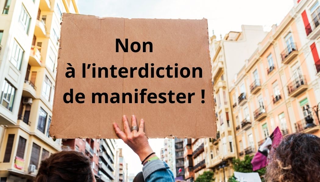 Contre l'interdiction de manifester : manifestation où il est écrit sur une pancarte "Non à l'interdiction de manifester !"