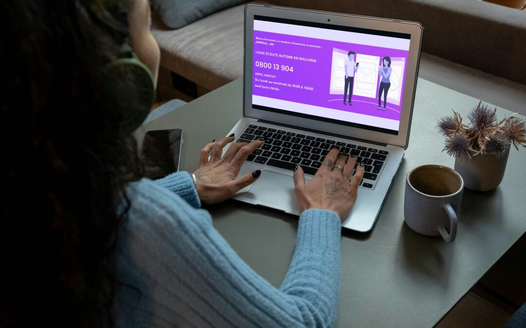 Ligne écoute autisme : une femme de dos, avec un casque sur la tête, devant un ordinateur où s'affiche le site internet de LEA