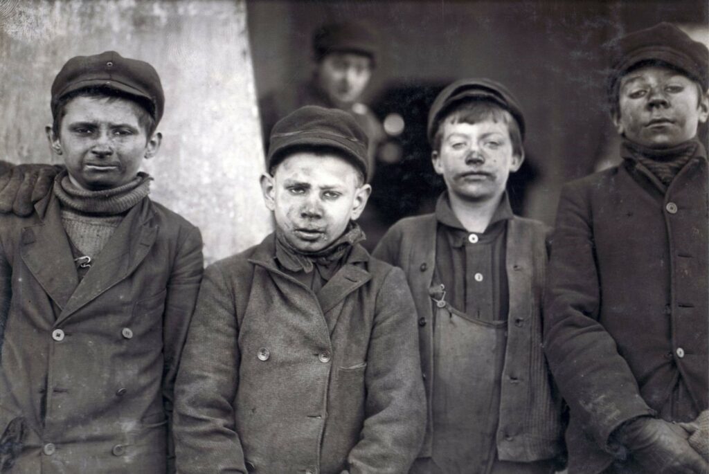 Des enfants au travail (mine de charbon)